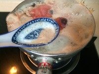 9、甜炖鲷鱼,液体量要没过鱼块，不够就加热水，中大火煮，因为很容易溢出，所以一边撇血沫一边看火，可以不断地舀汤汁浇在上面的鱼块上，以免上面的鱼肉不入味，火大一点鱼肉就不腥。