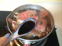 10、甜炖鲷鱼,炖了30分钟左右后加5勺生抽，继续大火煮。