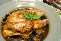 12、甜炖鲷鱼,在锅里的酱汁中调入一点水淀粉使酱汁浓稠，然后均匀淋在鱼块上，甜炖鲷鱼做好了，尝尝吧！