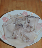 1、美味烤鱿鱼,鱿鱼清理干净，每条鱿鱼竖向切成三条，鱿鱼须切开。