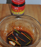 2、美味烤鱿鱼,所有的调味料拌匀成腌料。