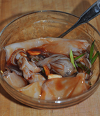 3、美味烤鱿鱼,腌料中放入切好的鱿鱼拌匀腌制1-2个小时。