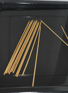 4、美味烤鱿鱼,竹签提前用水泡透（半小时）。