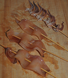 5、美味烤鱿鱼,把腌制好的鱿鱼条用牙签串起来。