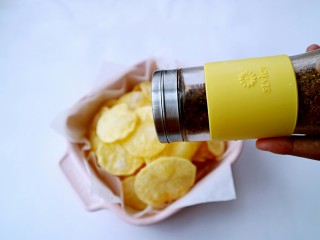 12、椒盐炸薯片,装盘后撒上椒盐。