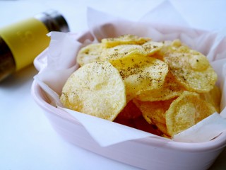 13、椒盐炸薯片,香脆美味的椒盐土豆片就可以享用啦！蘸番茄酱也可以哟！????