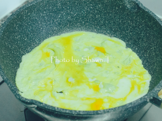 3、日式春雨沙拉,用平底锅煎薄薄的一层蛋皮