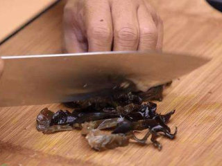 6、日式春雨沙拉,洋葱、木耳分别切丝