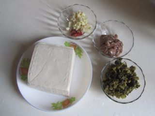 1、雪菜肉末烧豆腐,准备好原料；