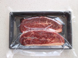 1、迷迭香黑胡椒牛排,牛排解冻到室温