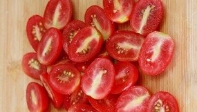 4、迷迭香黑胡椒牛排,圣女果洗净，用刀一切为二