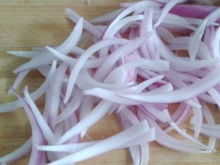 5、迷迭香黑胡椒牛排,洋葱去皮洗净，大部分切丝，留出一小不分切末