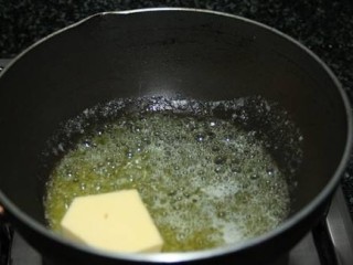 6、迷迭香黑胡椒牛排,黑胡椒汁:锅内倒入黄油烧热