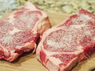 11、迷迭香黑胡椒牛排,牛排上均匀抹一层盐