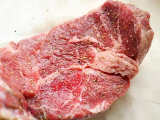 12、迷迭香黑胡椒牛排,再抹一层黑胡椒