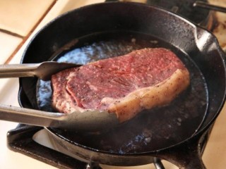 16、迷迭香黑胡椒牛排,放入牛排，每隔15-20秒翻一次面，煎4-6分钟