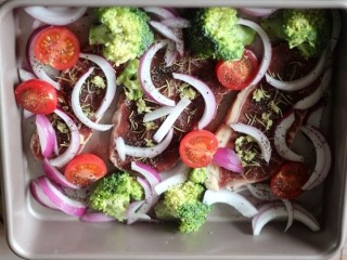 17、迷迭香黑胡椒牛排,将煎过的牛排与切好的蔬菜放入烤盘内撒上蒜蓉，上下火210度，烤15分钟