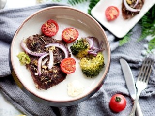 18、迷迭香黑胡椒牛排,装盘盛出