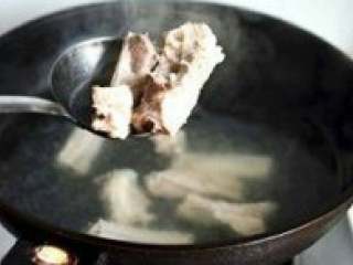 1、自制【排骨火锅】,锅中倒入清水，大火煮开后放入 排骨，焯烫2分钟后将排骨捞出 沥干水分，焯烫的水倒掉不用。