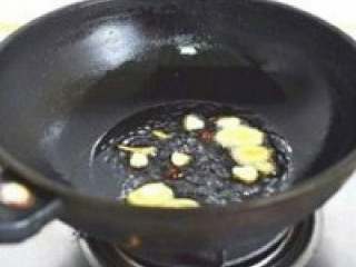 2、自制【排骨火锅】,锅中倒入油，大火加热至油5成 热时，放入大料姜片蒜片煸炒出 香味。