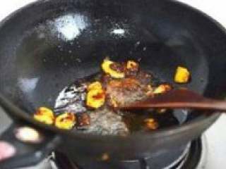 3、自制【排骨火锅】,开小火放入豆瓣酱炒出香味炒出红油。