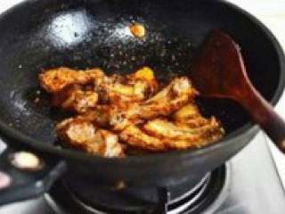 4、自制【排骨火锅】,将排骨放入翻炒2分钟。