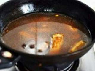 5、自制【排骨火锅】,加适量料酒，生抽，老抽，炒均匀倒入开水。