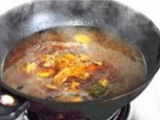6、自制【排骨火锅】,加入香葱加少许白糖盖上锅盖， 用小火炖40分钟。出锅前再调入 少许盐倒入火锅中就可以开始烫 火锅了。
