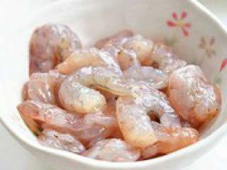 7、自制【排骨火锅】,剥好的虾仁剔好虾线在用料酒，盐，胡椒粉腌制一下备用。