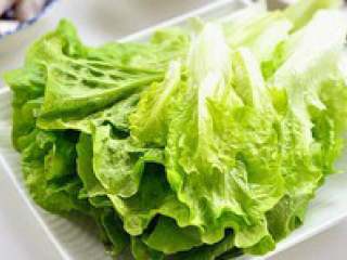 8、自制【排骨火锅】,生菜烫起来最快，一下子就熟了先吃蔬菜在吃肉。