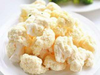 9、自制【排骨火锅】,花菜很耐煮，这个要早点放入煮久一点味道更好。