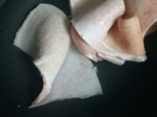 1、凉拌猪皮,猪肉皮冷水下锅，焯一下水