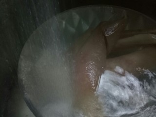 2、凉拌猪皮,水开后捞出，然后过凉水降温