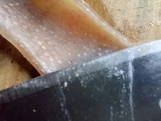 3、凉拌猪皮,然后刮去多余的油脂，用镊子夹掉毛，这一步很重要
