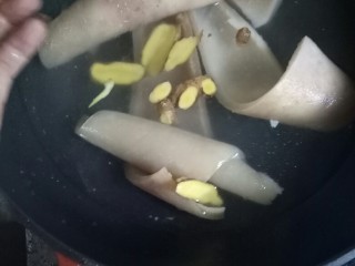 4、凉拌猪皮,然后放入锅中，放入生姜