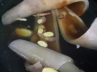 5、凉拌猪皮,生抽，老抽，盐，料酒，煮20分钟左右