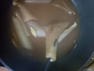 6、凉拌猪皮,煮至筷子可以跟轻松的穿过就可以了