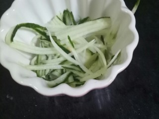 7、凉拌猪皮,切点黄瓜丝