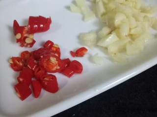 8、凉拌猪皮,然后大蒜切末，红辣椒切圈