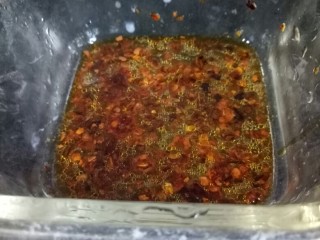 9、凉拌猪皮,碗中放入适量辣椒油