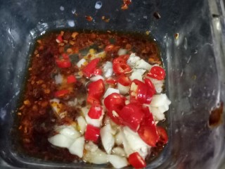 10、凉拌猪皮,放入大蒜末，红辣椒，生抽，味精