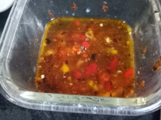 11、凉拌猪皮,然后加入适量水搅拌均匀 