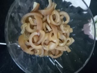 12、凉拌猪皮,肉皮放凉，然后切丝