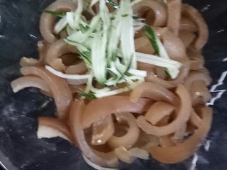 13、凉拌猪皮,放入黄瓜