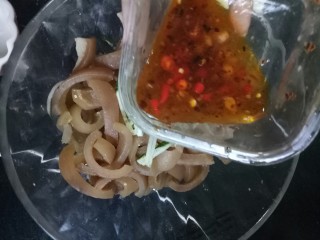 14、凉拌猪皮,然后倒入酱料，搅拌均匀即可 