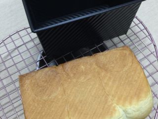 1、#吐司新吃法之四#香肠吐司卷,准备吐司一个（配方请参考“全蛋吐司-黑金刚吐司”菜谱）