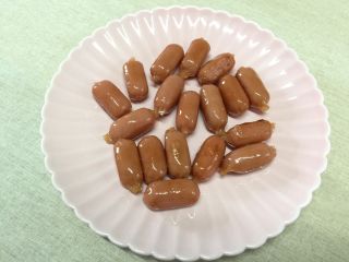 5、#吐司新吃法之四#香肠吐司卷,脆皮肠煎至金黄