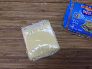 6、#吐司新吃法之四#香肠吐司卷, 将百吉福芝士片铺在吐司片上