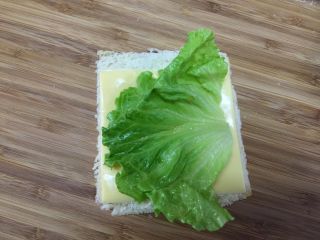 7、#吐司新吃法之四#香肠吐司卷, 放入一片洗净后的生菜