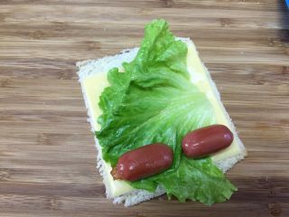 8、#吐司新吃法之四#香肠吐司卷,随后放入两条脆皮肠